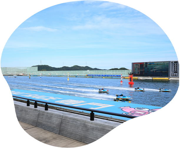 写真：冬の鳴門でのボートレースの様子